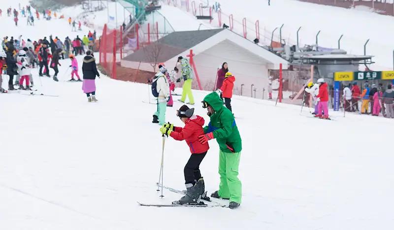 Jisan Ski Resort: 1 Day Ski/Snowboard Tour - from Seoul